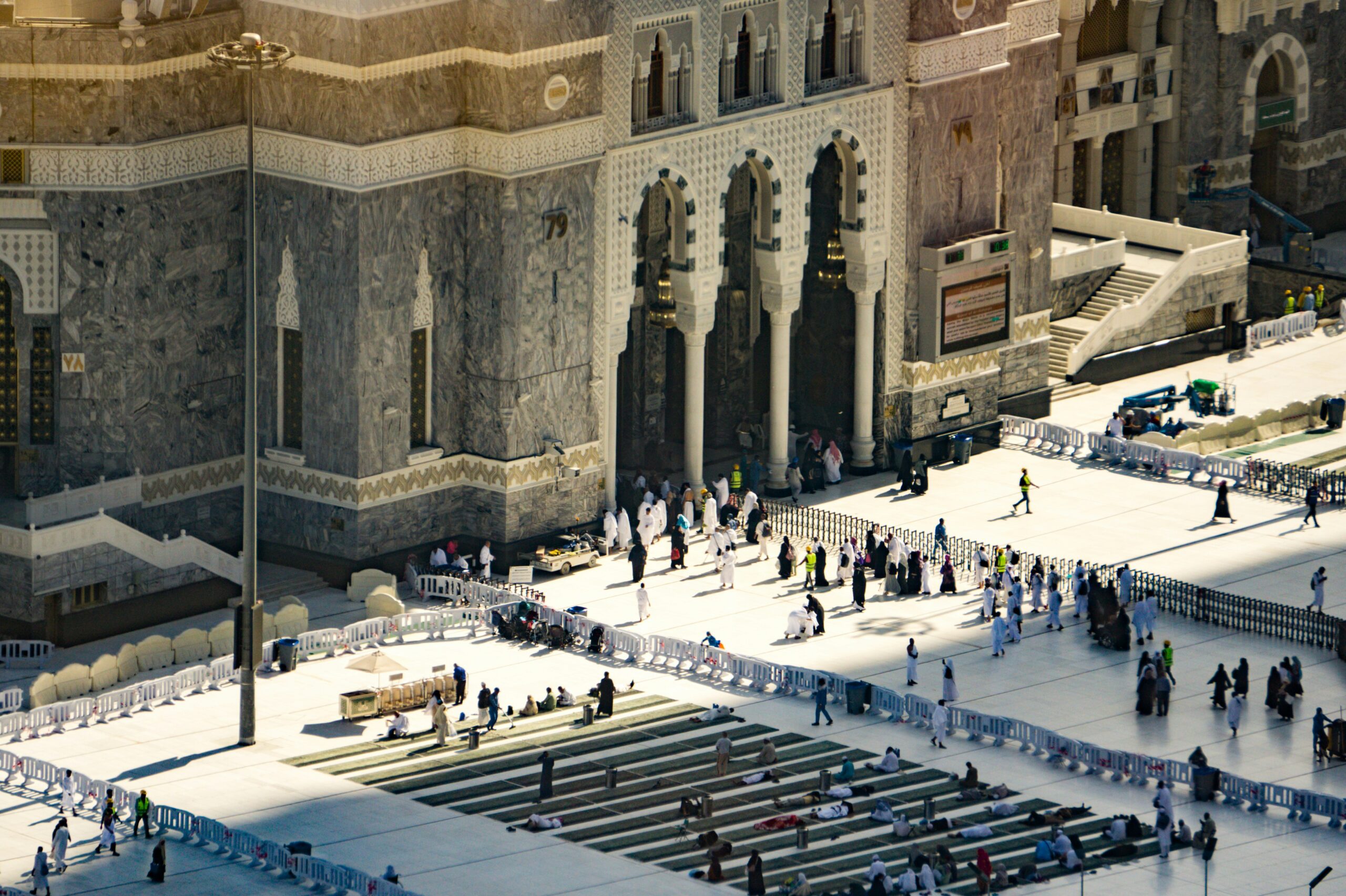 المعاني الإعلامية في الحج Ben Latif H QbRN2zPdQ Unsplash 3 Scaled